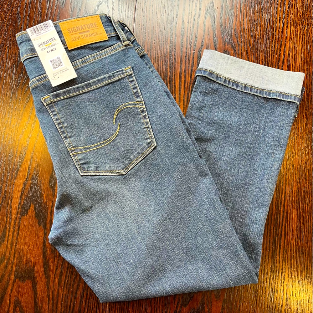 NWT Mid-Rise Capri, Signature Gold by Levi Stauss & Co